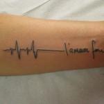 french-phrase-with-heart-beat-tattoo-on-forearm