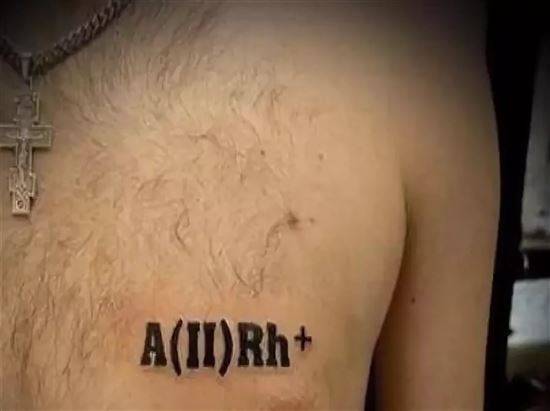 Брюнетка с упругими сиськами и с татуировкой на плече занимается фейсситтингом с ухажером