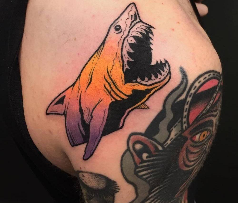 Цветная тату акула на лопатке