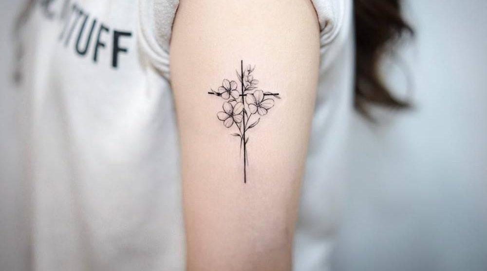Kryžiaus tatuiruotė su gėlėmis ant rankos