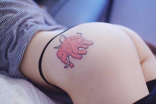 Женские татуировки на ягодицах