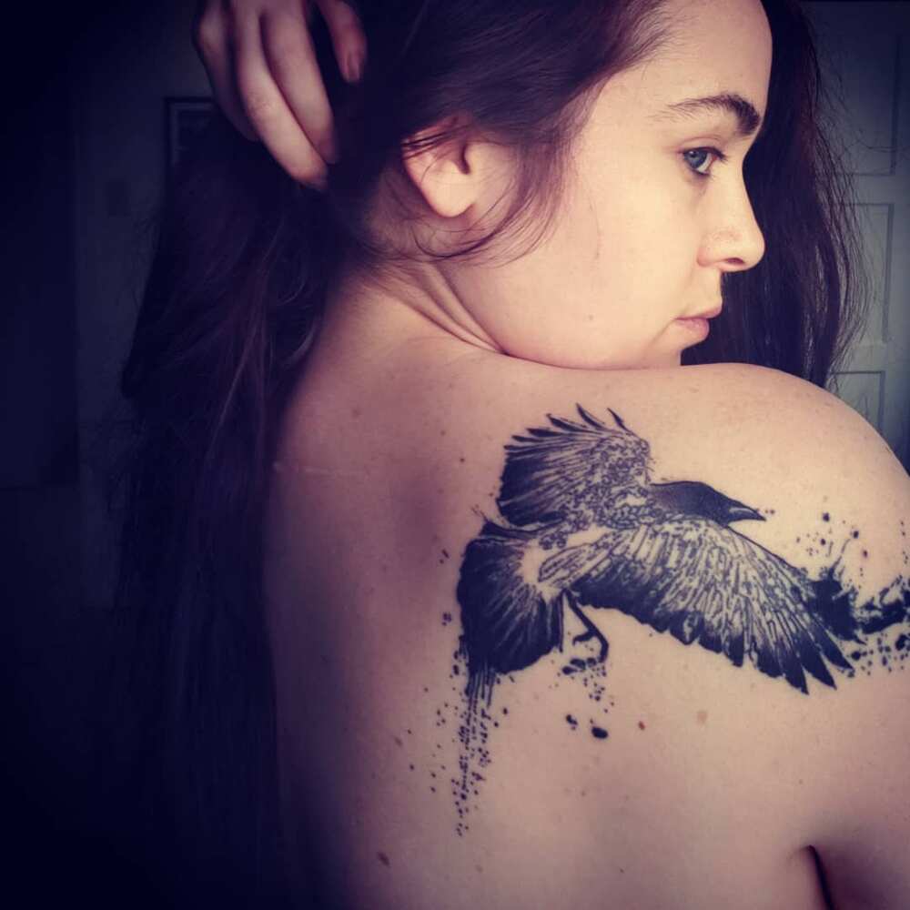 Что означает татуировка ворон?