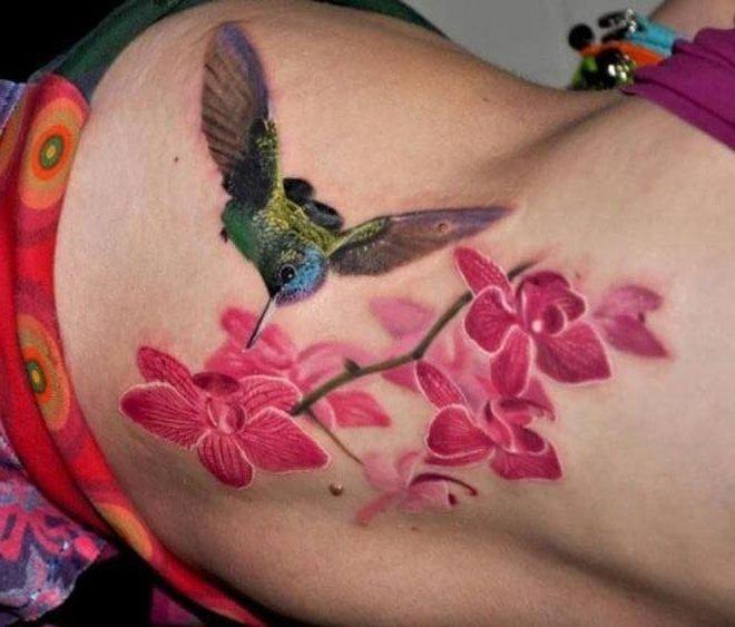 Orchidėjų ir kolibrio tatuiruotė šone