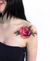 Татуировка красная роза на женском теле
