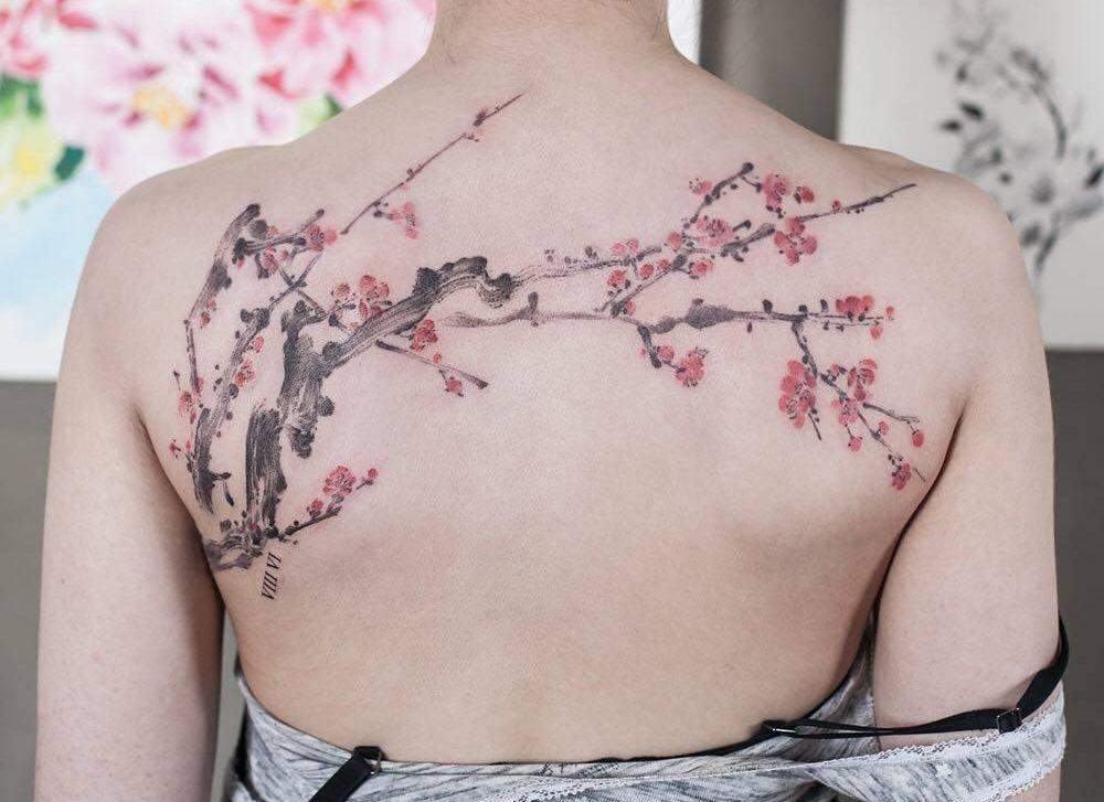 Nagy sakura tetoválás a hátán