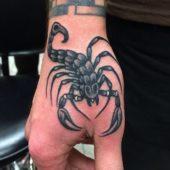 Татуировка скорпион на кисти рук