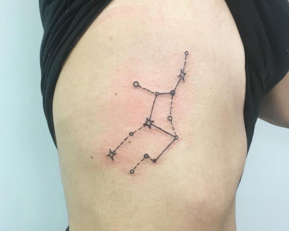 Татуювання сузір'я Діви на боці