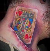 Татуировка игральные карты на мужской шее