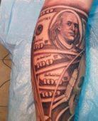 Татуировка доллары на руке