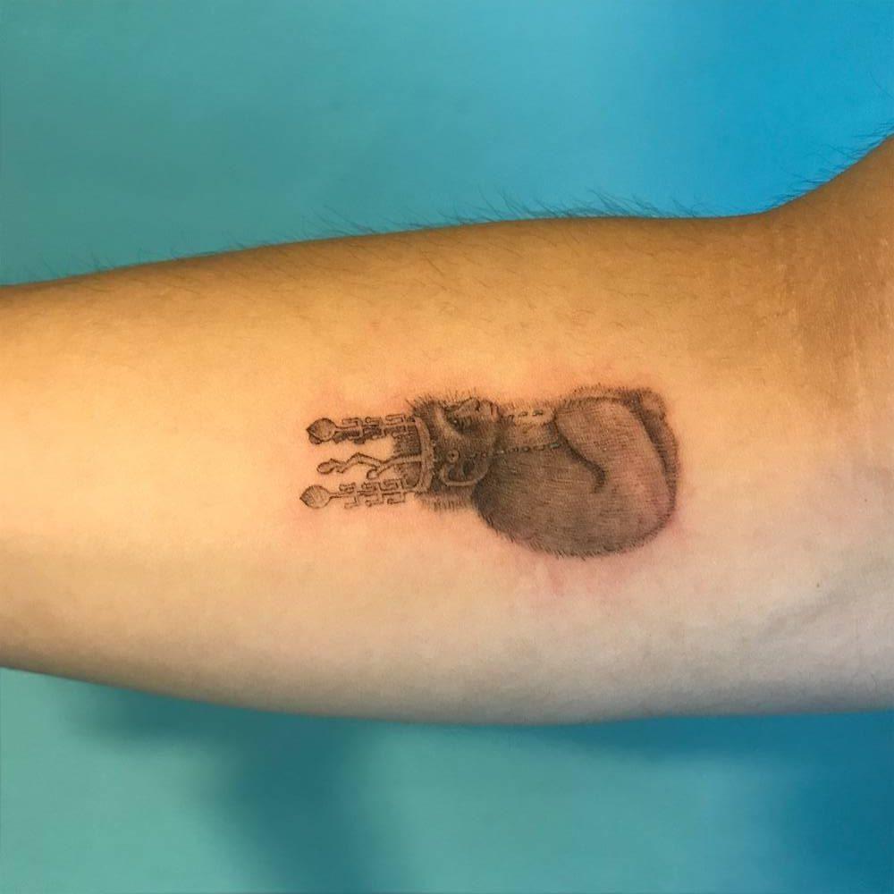 Miela beždžionės tatuiruotė karūnoje ant rankos