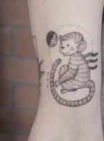 Милая татуировка обезьяна на руке