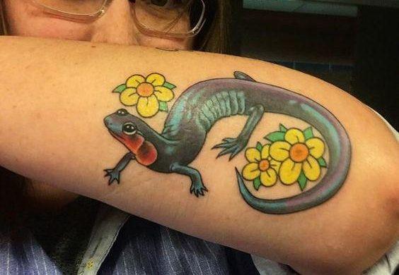 Salamandros tatuiruotė ant merginos rankos