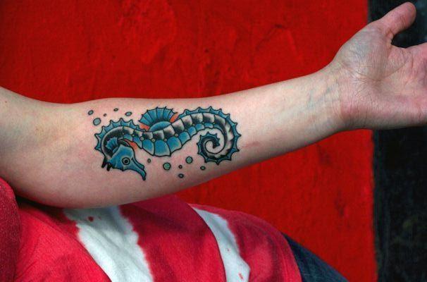 Spalvota jūrų arklio tatuiruotė ant rankos