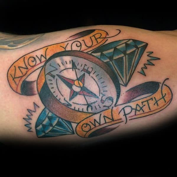 Deimantinė tatuiruotė su kompasu