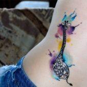 Цветная татуировка жираф на боку