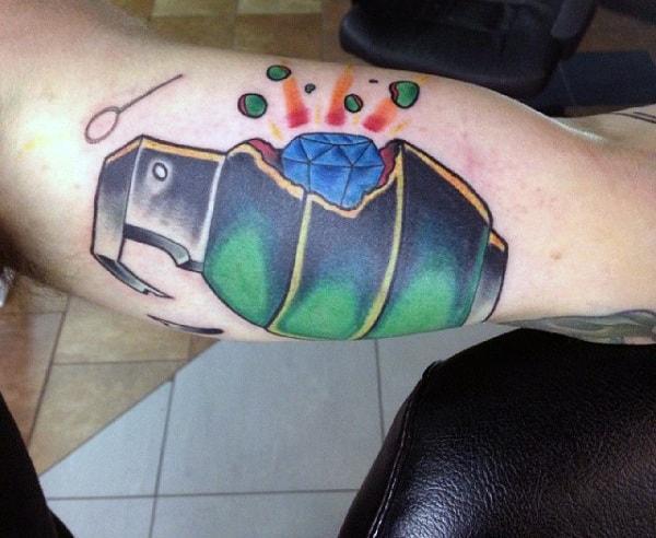 Ryški granato tatuiruotė ant rankos