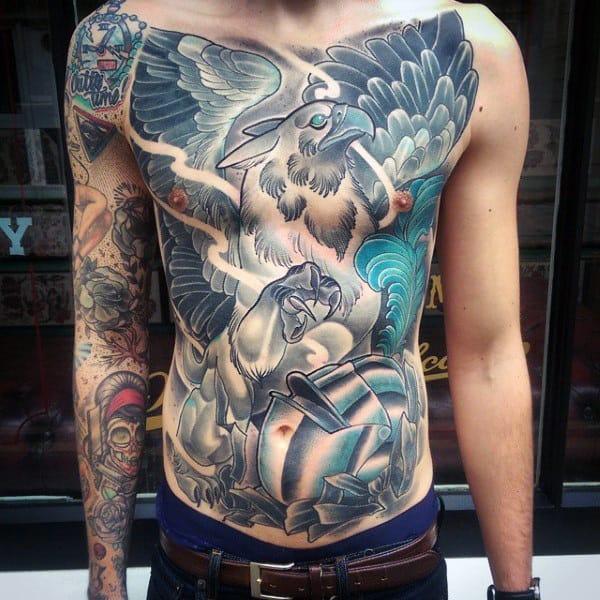 Didelė grifo tatuiruotė ant pilvo
