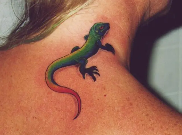 Spalvota iguanos tatuiruotė ant kaklo