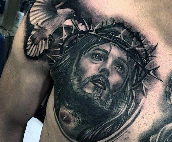Gyönyörű Jézus Krisztus tetoválás a mellkason