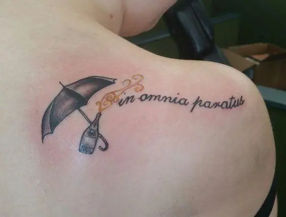 Tatuaj umbrelă pe spatele femeii