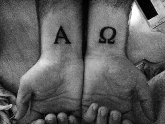 Alfa- ja omega -tatuointi molemmissa käsivarsissa
