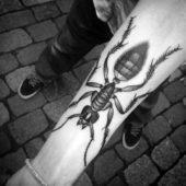 Большая татуировка муравей на руке у парня