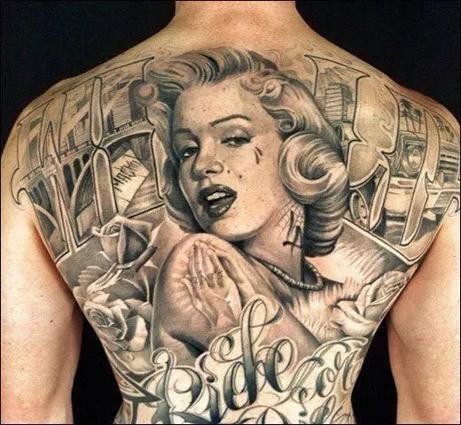 Suuri tatuointi Marilyn Monroesta selässä