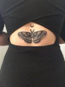 Татуировка мотылек на спине у девушки