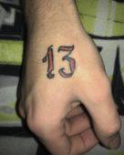 Татуировка число 13 на кисти руки