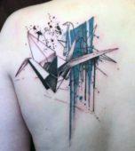 Татуировка журавль оригами на спине у парня