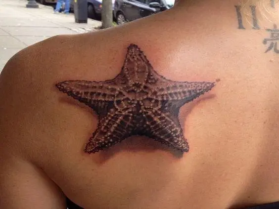 Tatuaxe de estrela de mar no ombreiro da nena