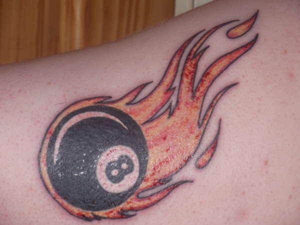 Tetovált biliárdgolyó 8 tűzzel a hátán