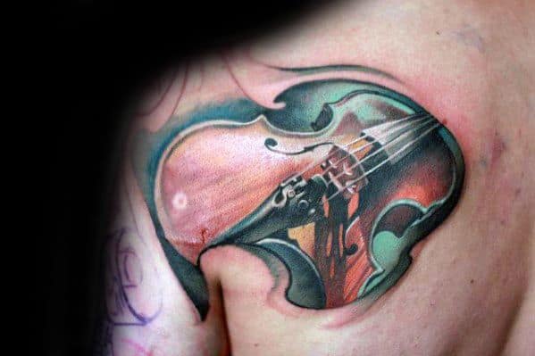 Vijoles tetovējums puisim mugurā