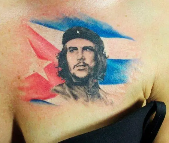 Ženska tetovaža Che Guevara sa zastavom