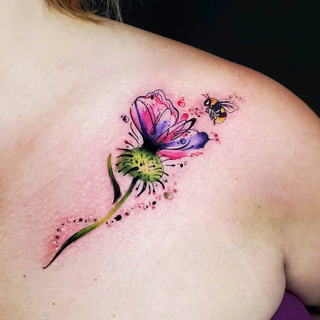 Frumos tatuaj de ciulin pe claviculă