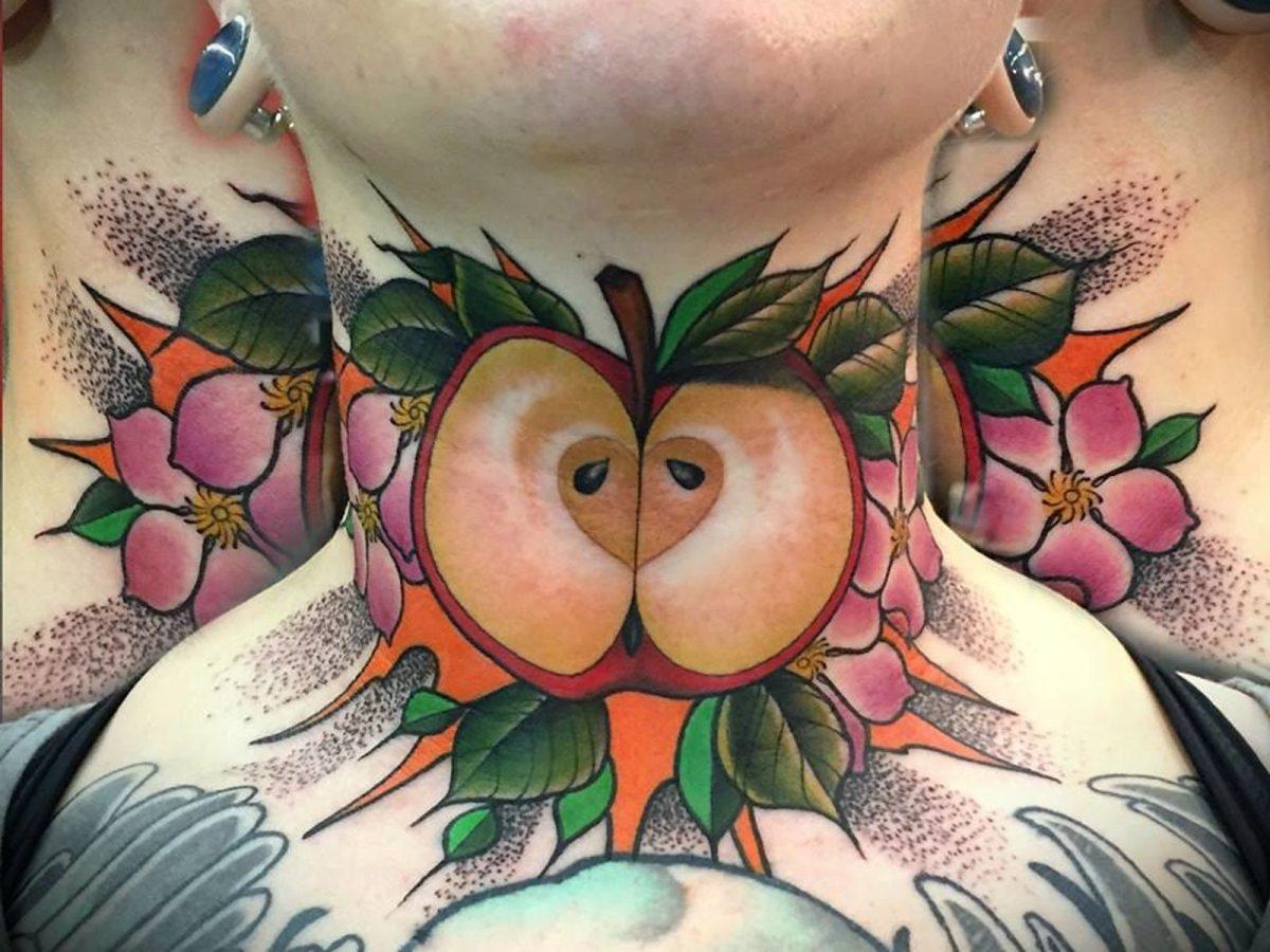 Tatuiruotėje supjaustytas obuolys ant kaklo
