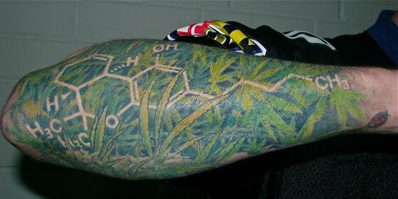 Didelė kanapių tatuiruotė ant rankos