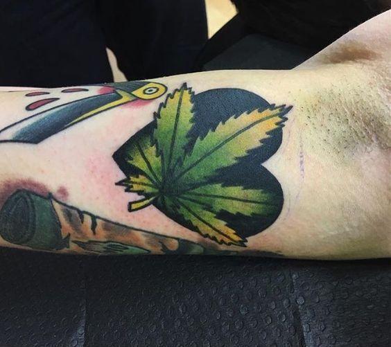 татуировки с листом конопли