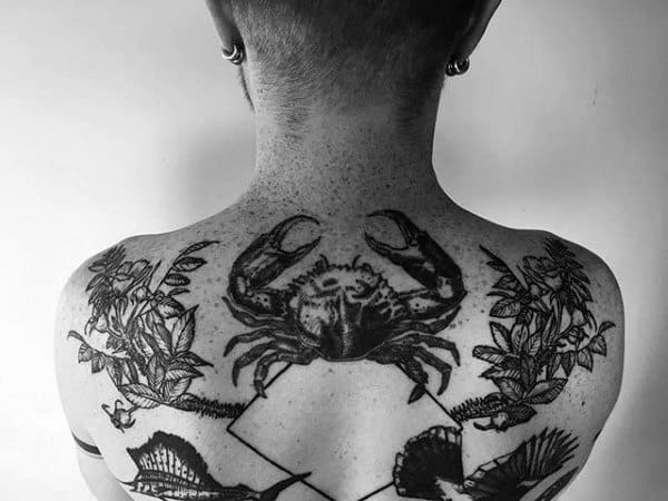 Krabų tatuiruotė ant nugaros