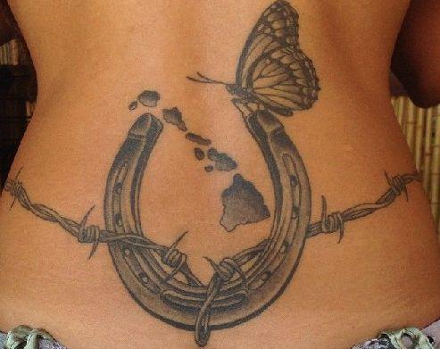 Pasagos tatuiruotė su drugeliu ant nugaros