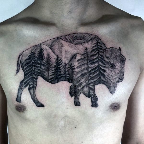 Tatuaxe de bisonte no peito masculino