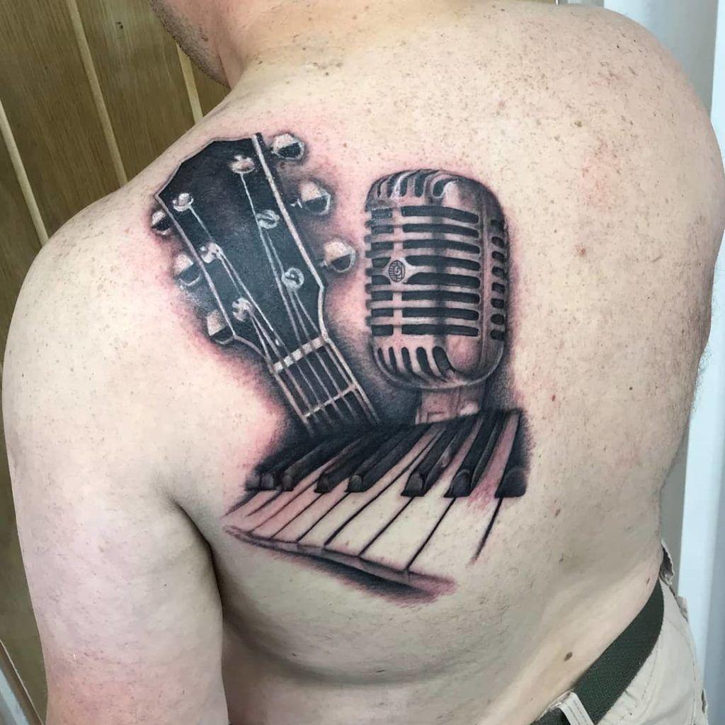 Tatuaxe musical nas costas do home