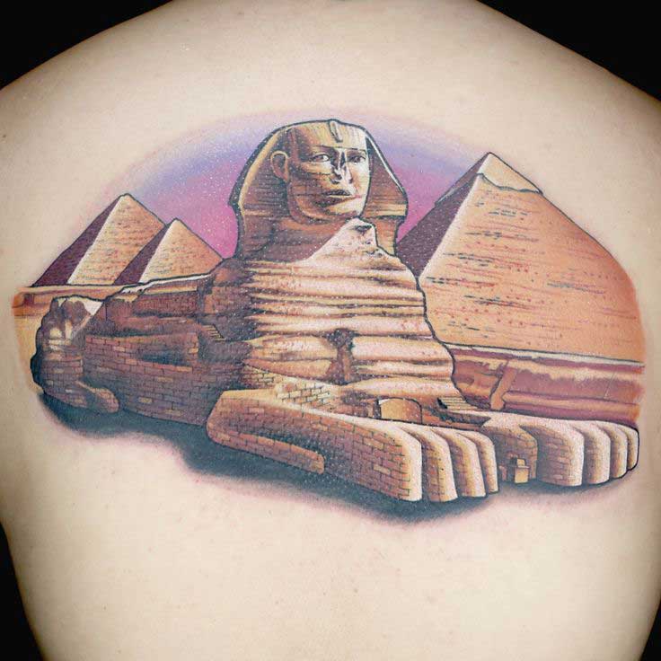 Sphinx tattoo ntawm txiv neej nraub qaum