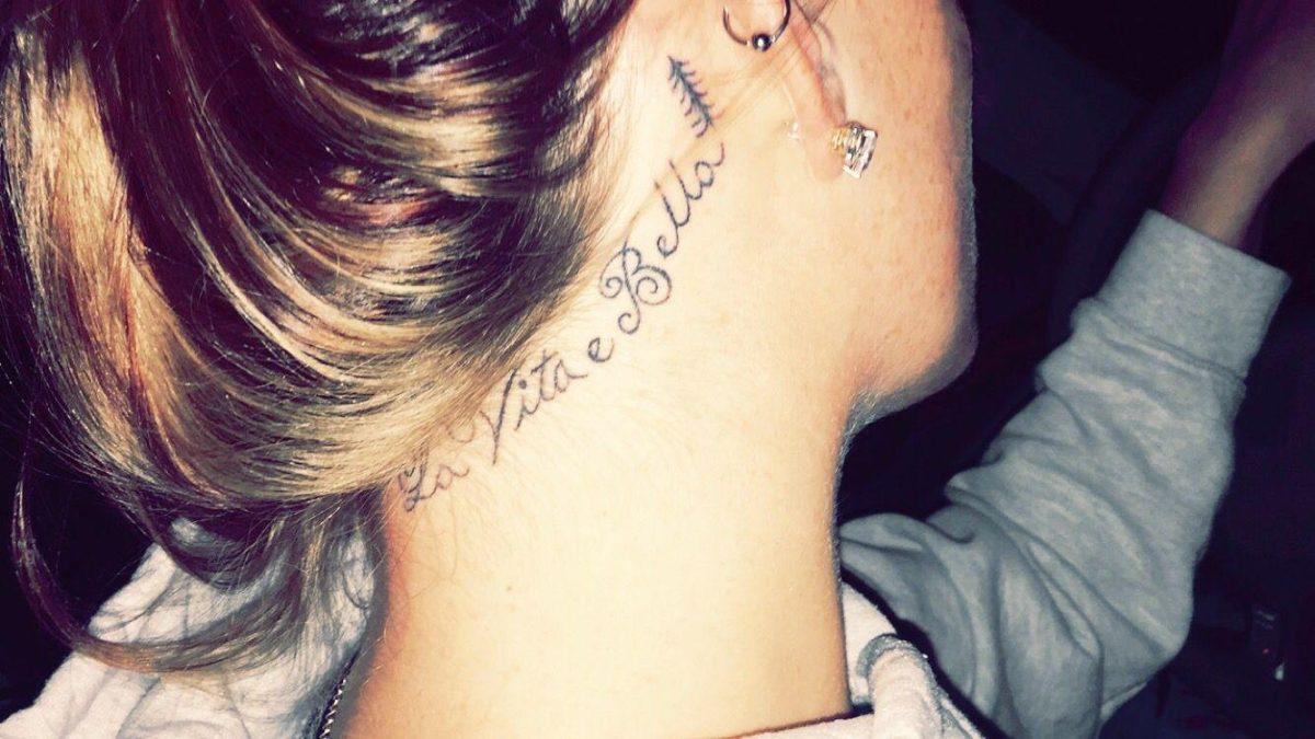 A tetováló élet gyönyörű a lány füle mögött