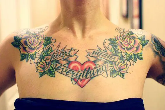 Cinta de tatuaxe feminina coa inscrición e o corazón sobre o peito