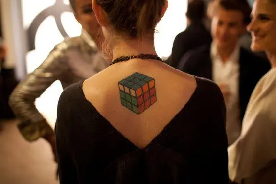 Tatŵ Ciwb Rubik Ar Gefn