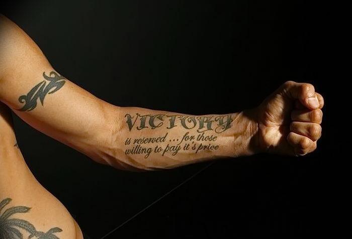 Pobjeda muške tetovaže na ruci