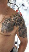 Татуировка звезда Руси на груди у парня