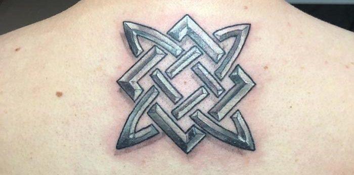 Rusijos tatuiruočių žvaigždė ant vaikino nugaros