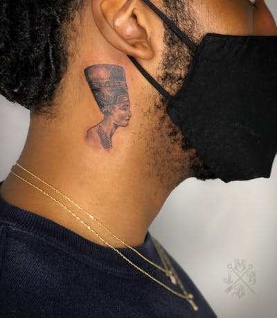 Татуировка Нефертити на шее у парня